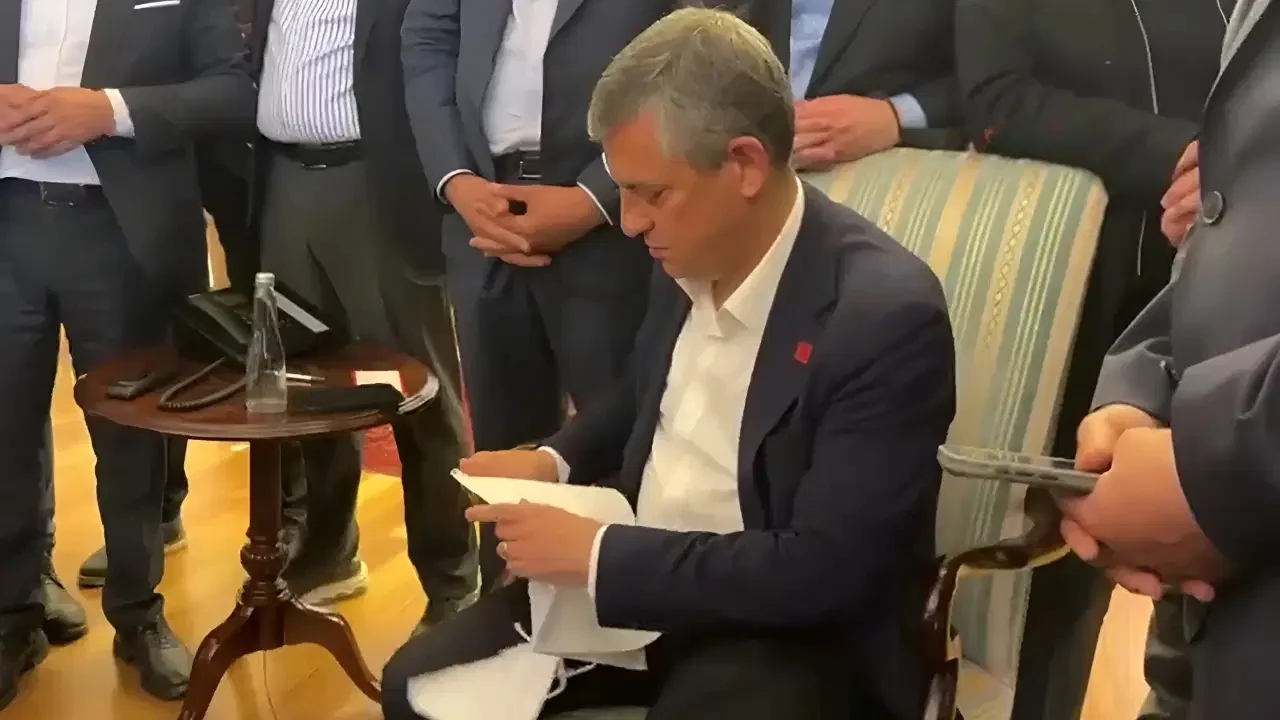 Ankara Valiliği'nin talimatıyla CHP Genel Merkezi'ne giren emniyet güçleri, içeriye