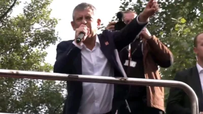 Genel merkez tahliyesinin ardından TBMM'ye yürüyen Özgür Özel'in Meclis binasına