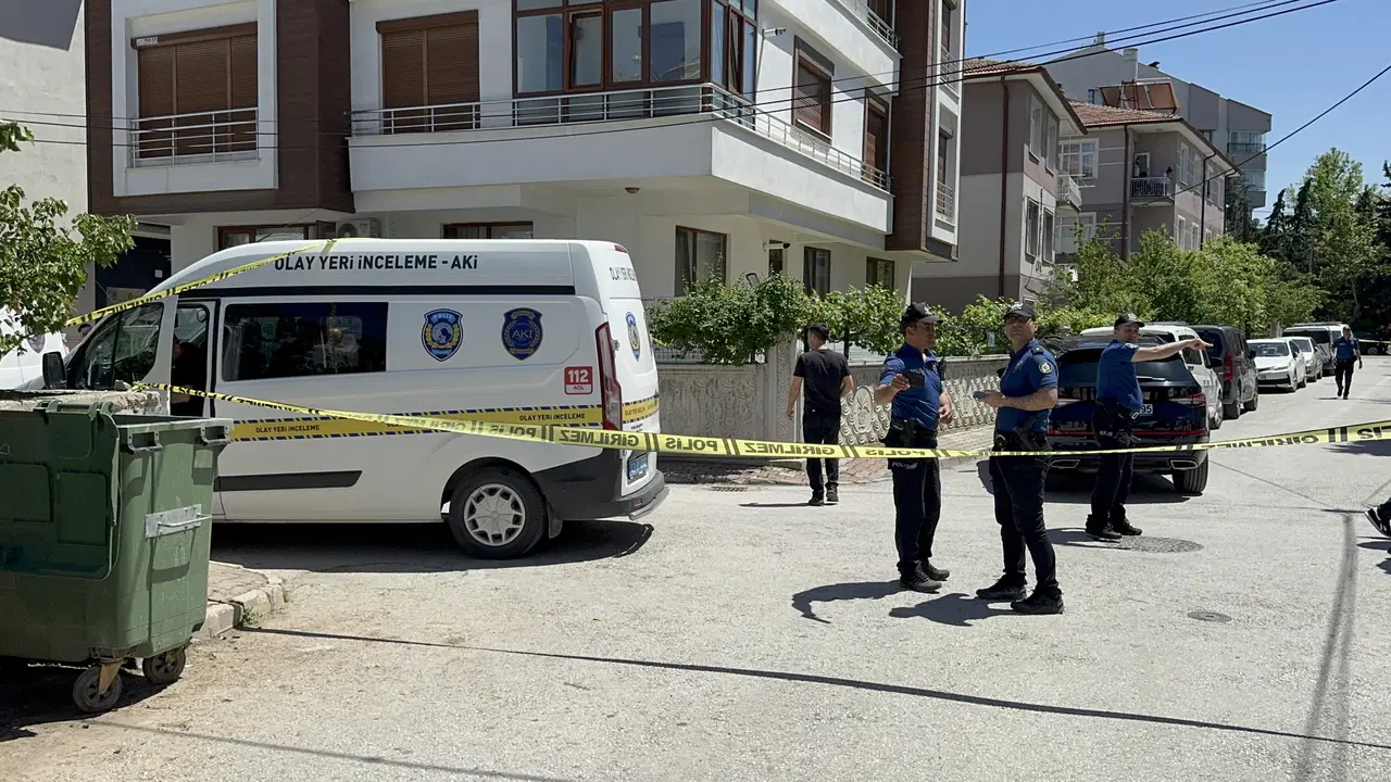Parkta elleri kanlı şekilde bulundu: Anne ve babasını katletmiş!