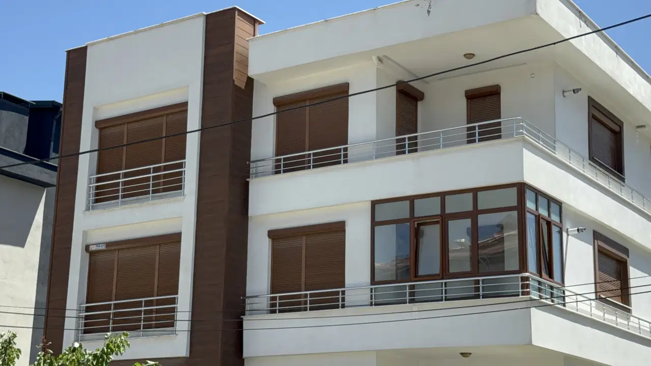 Parkta elleri kanlı şekilde bulundu: Anne ve babasını katletmiş!
