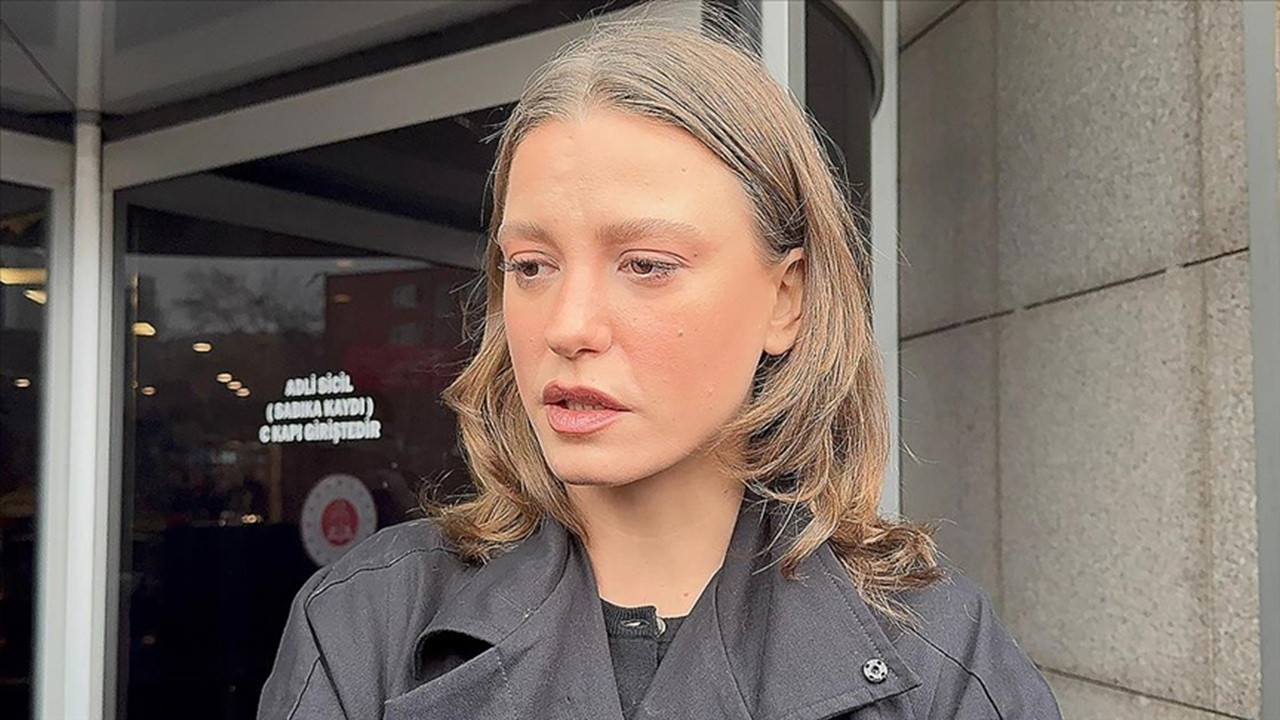 Serenay Sarıkaya yurda dönüşte gözaltına alındı: İşte ilk görüntüler