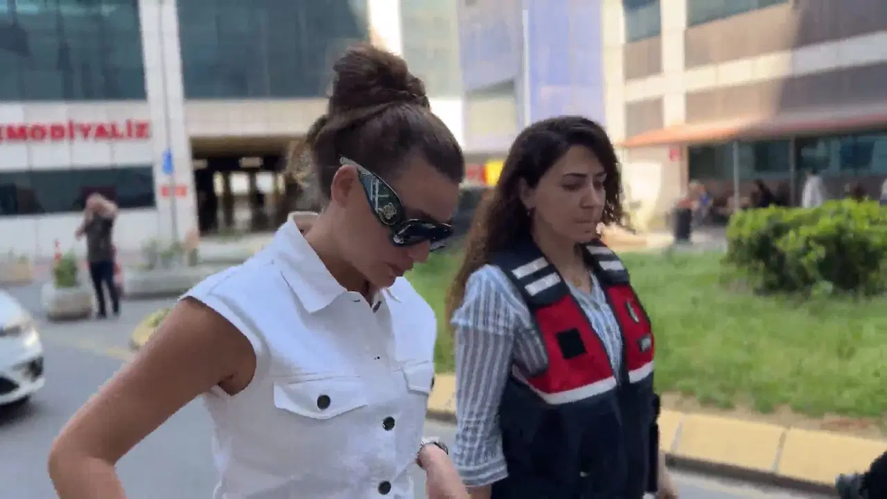 Serenay Sarıkaya yurda dönüşte gözaltına alındı: İşte ilk görüntüler 1 Serenay Sarıkaya yurda dönüşte gözaltına alındı: İşte ilk görüntüler