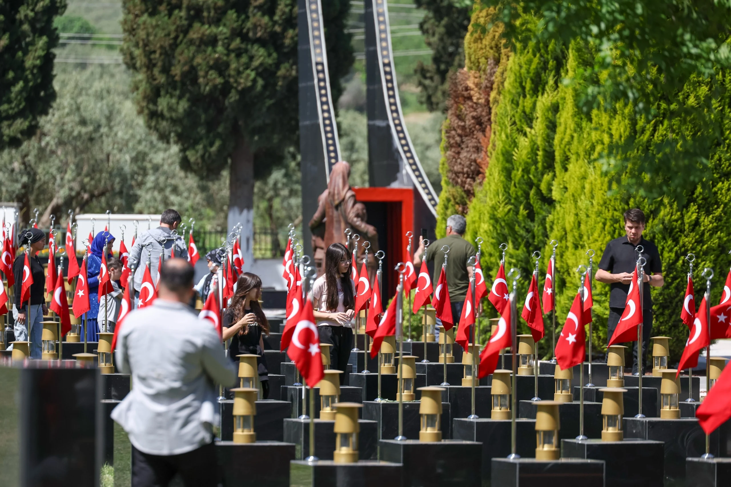 12 yıldır dinmeyen acı: 301 maden şehidi Soma’da karanfillerle anıldı
