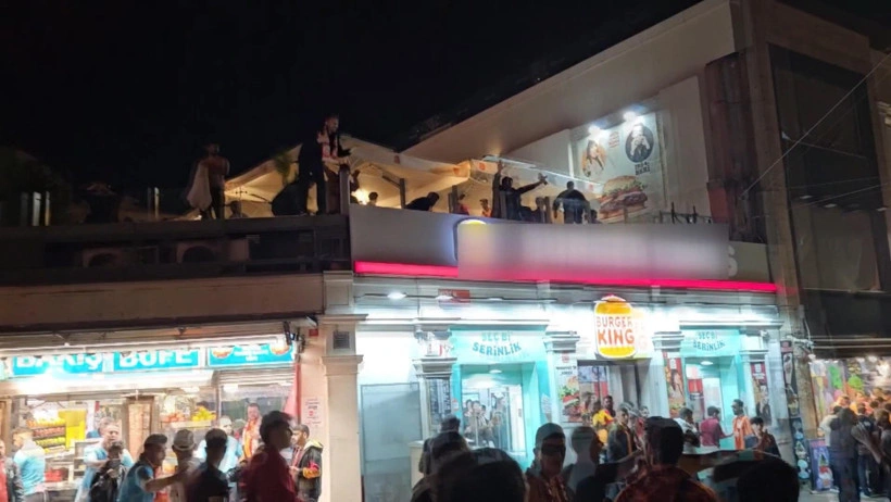 Galatasaray’ın şampiyonluk ilanıyla Taksim Meydanı’na akın eden taraftarların coşkusu, iki