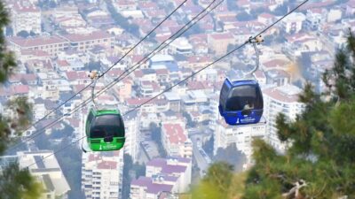 Balçova Teleferik Tesisleri’nde yaz dönemiyle birlikte ziyaret saatleri uzatıldı. 