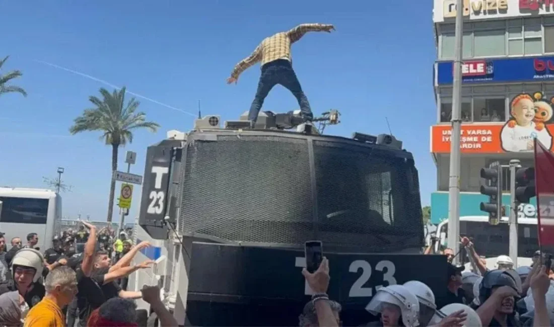 CHP Grup Başkanı Özgür Özel'in İzmir'deki Cumhuriyet Meydanı mitinginde polis