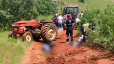 Afyonkarahisar'ın Dinar ilçesinde kontrolden çıkarak devrilen traktörün altında kalan sürücü