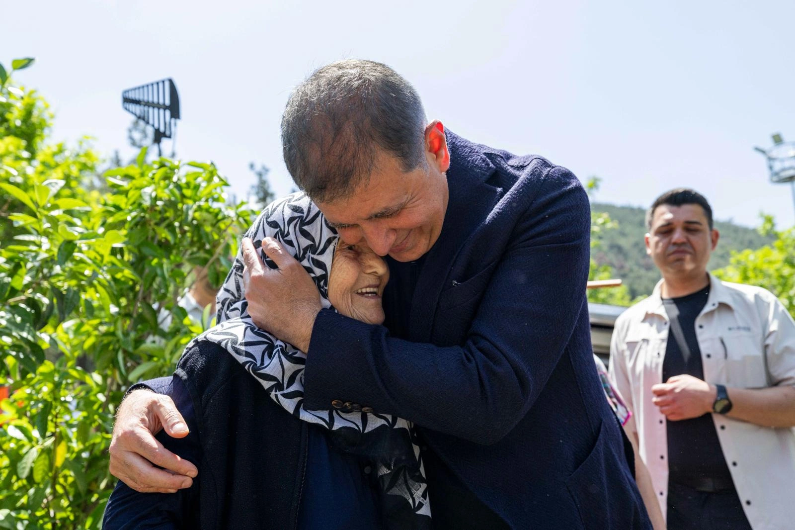 Canlı yayında şiirli Anneler Günü sürprizi: Başkan Tugay okudu, İzmir duygulandı!