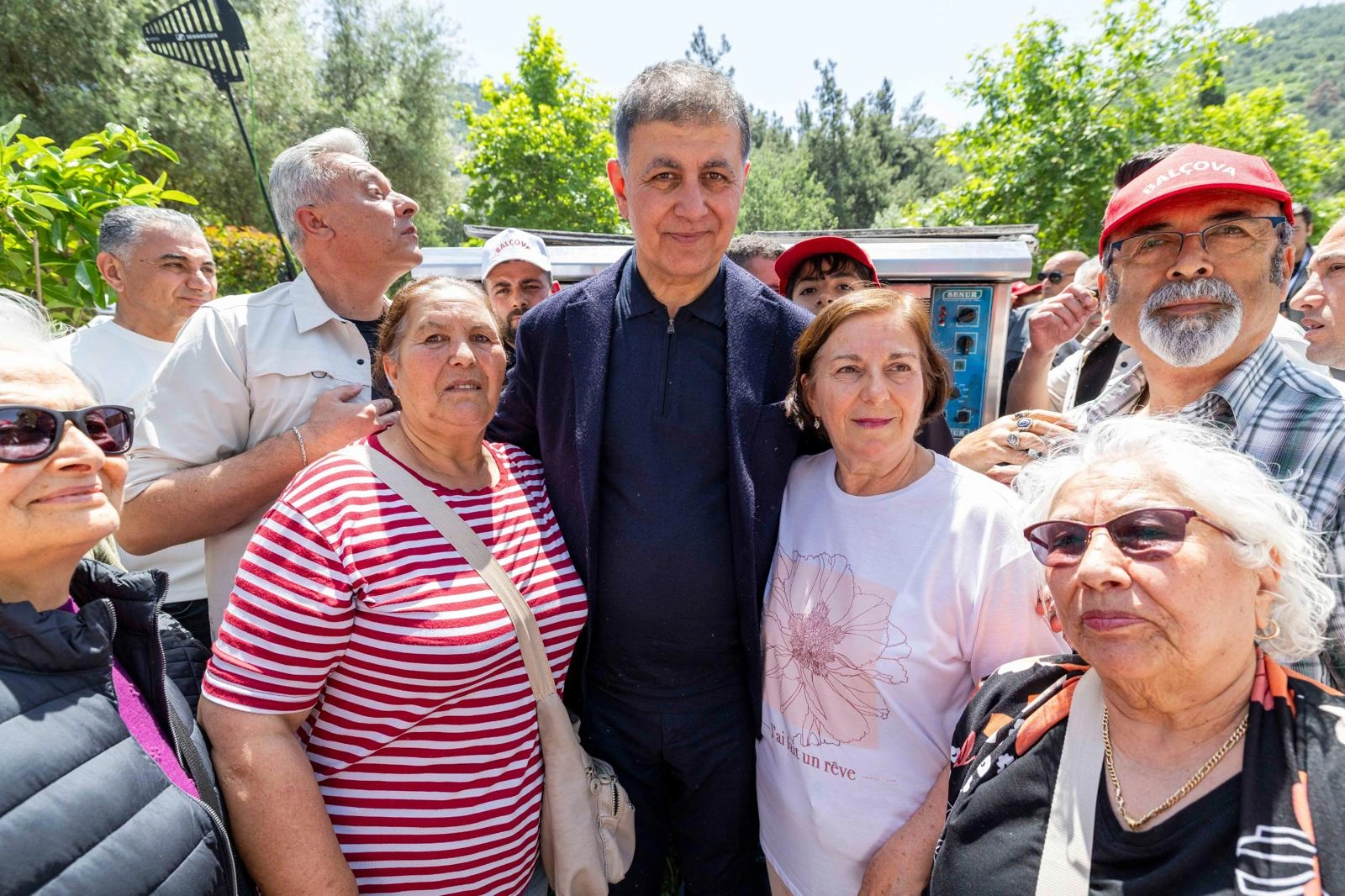 Canlı yayında şiirli Anneler Günü sürprizi: Başkan Tugay okudu, İzmir duygulandı!