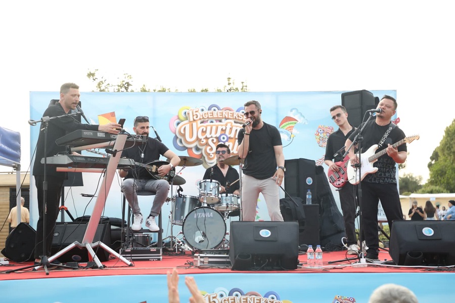 Menderes’te gökyüzü renklendi: Uçurtma Festivali’ne binlerce katılım!