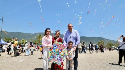 Menderes Belediyesi’nin hafta sonunda Özdere Gençlik Parkı’nda düzenlediği 15. GelenekselUçurtma