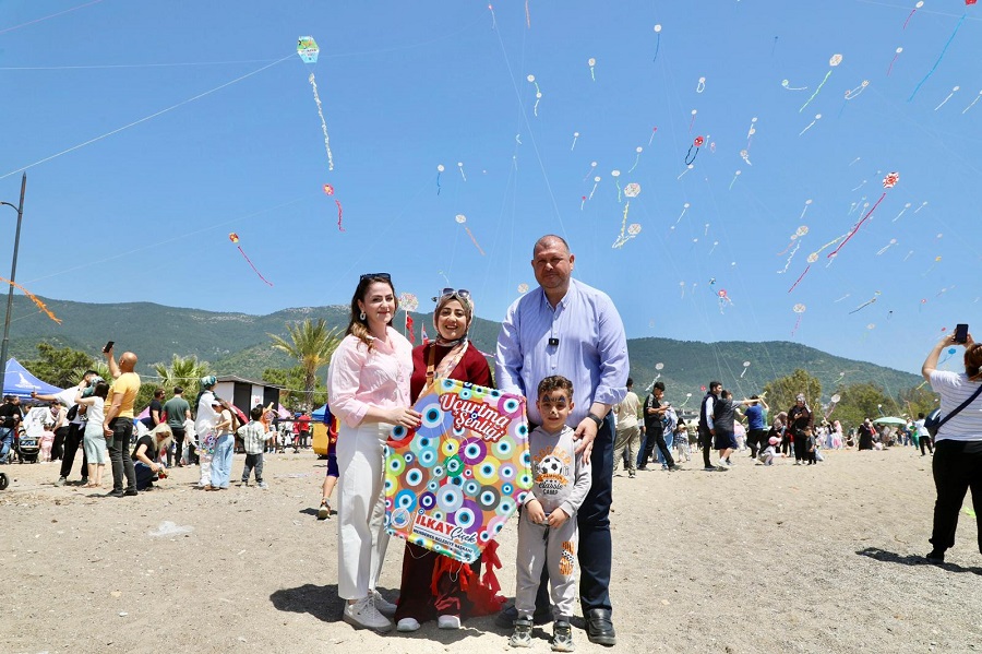 Menderes Belediyesi’nin hafta sonunda Özdere Gençlik Parkı’nda düzenlediği 15. GelenekselUçurtma