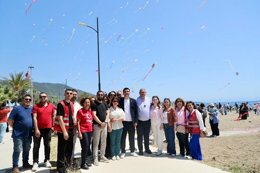 Menderes’te gökyüzü renklendi: Uçurtma Festivali’ne binlerce katılım!