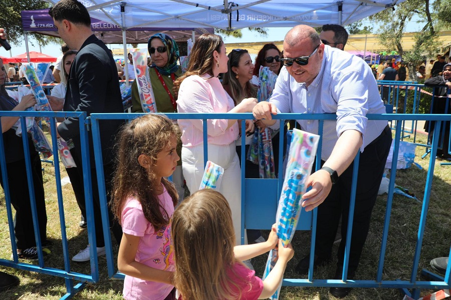 Menderes’te gökyüzü renklendi: Uçurtma Festivali’ne binlerce katılım!
