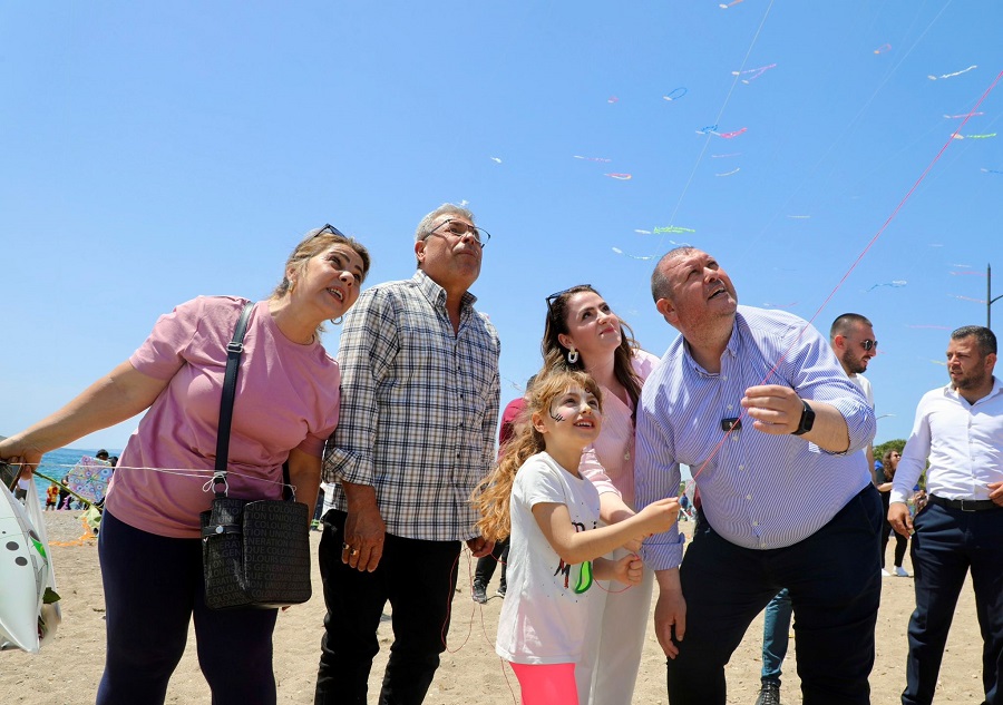 Menderes’te gökyüzü renklendi: Uçurtma Festivali’ne binlerce katılım!