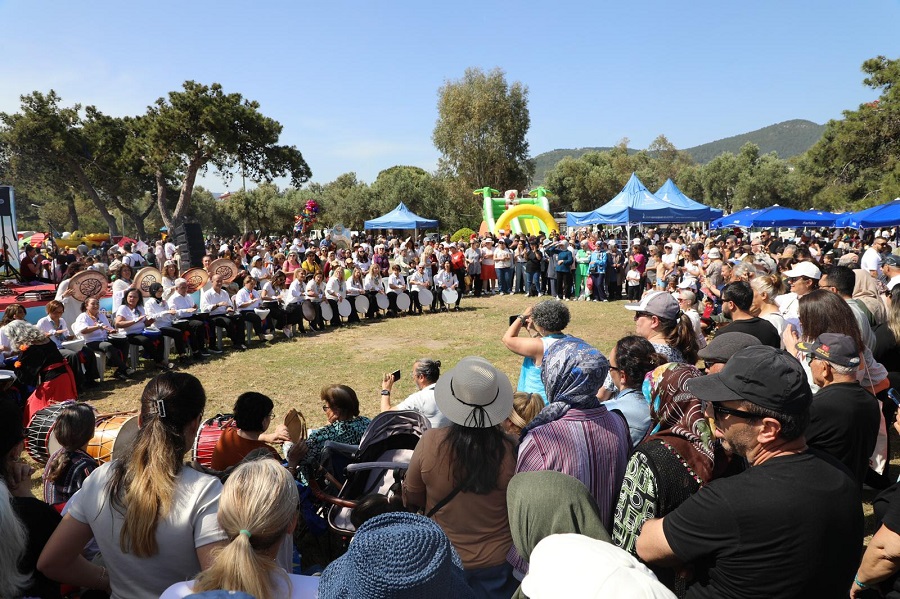 Menderes’te gökyüzü renklendi: Uçurtma Festivali’ne binlerce katılım!