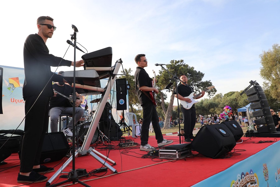 Menderes’te gökyüzü renklendi: Uçurtma Festivali’ne binlerce katılım!