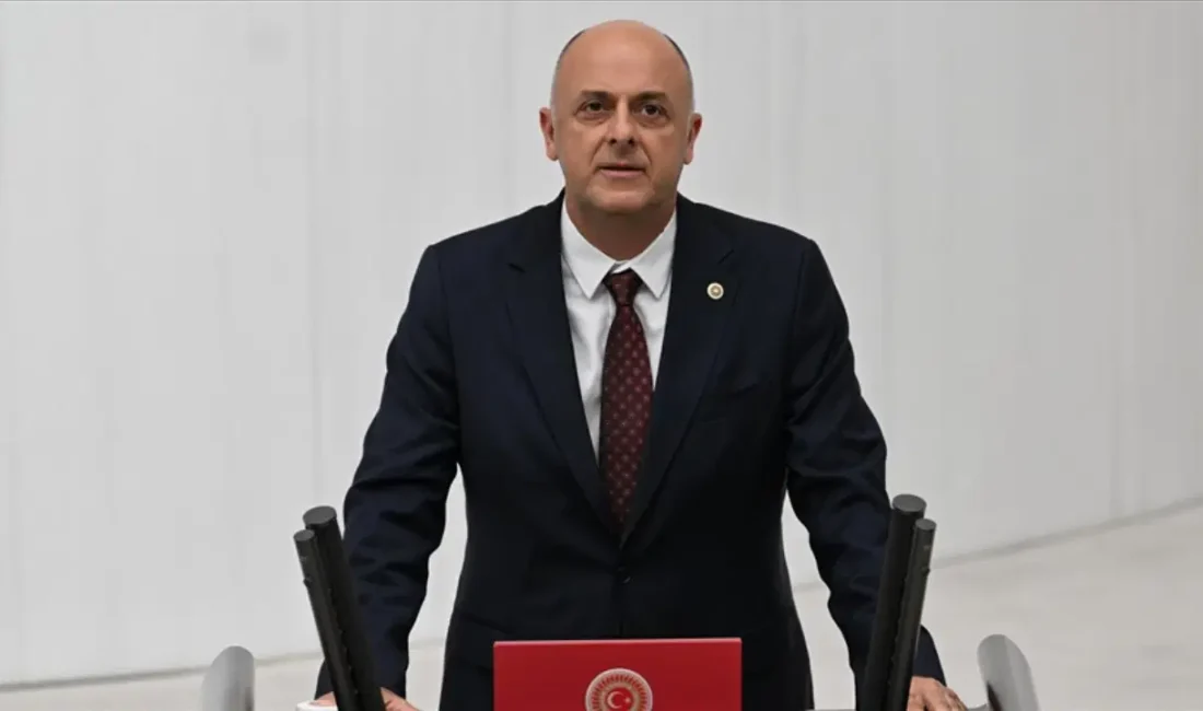 CHP İzmir Milletvekili Ümit Özlale, Genel Merkez binasının tahliyesi sırasında