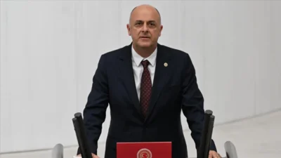 CHP İzmir Milletvekili Ümit Özlale, Genel Merkez binasının tahliyesi sırasında