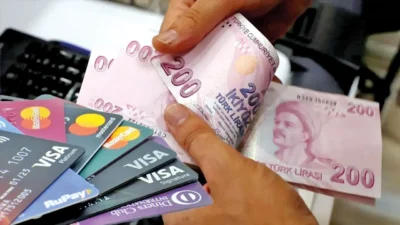 Türkiye’de yüksek enflasyon ve gerileyen alım gücü, vatandaşı nakit harcamadan