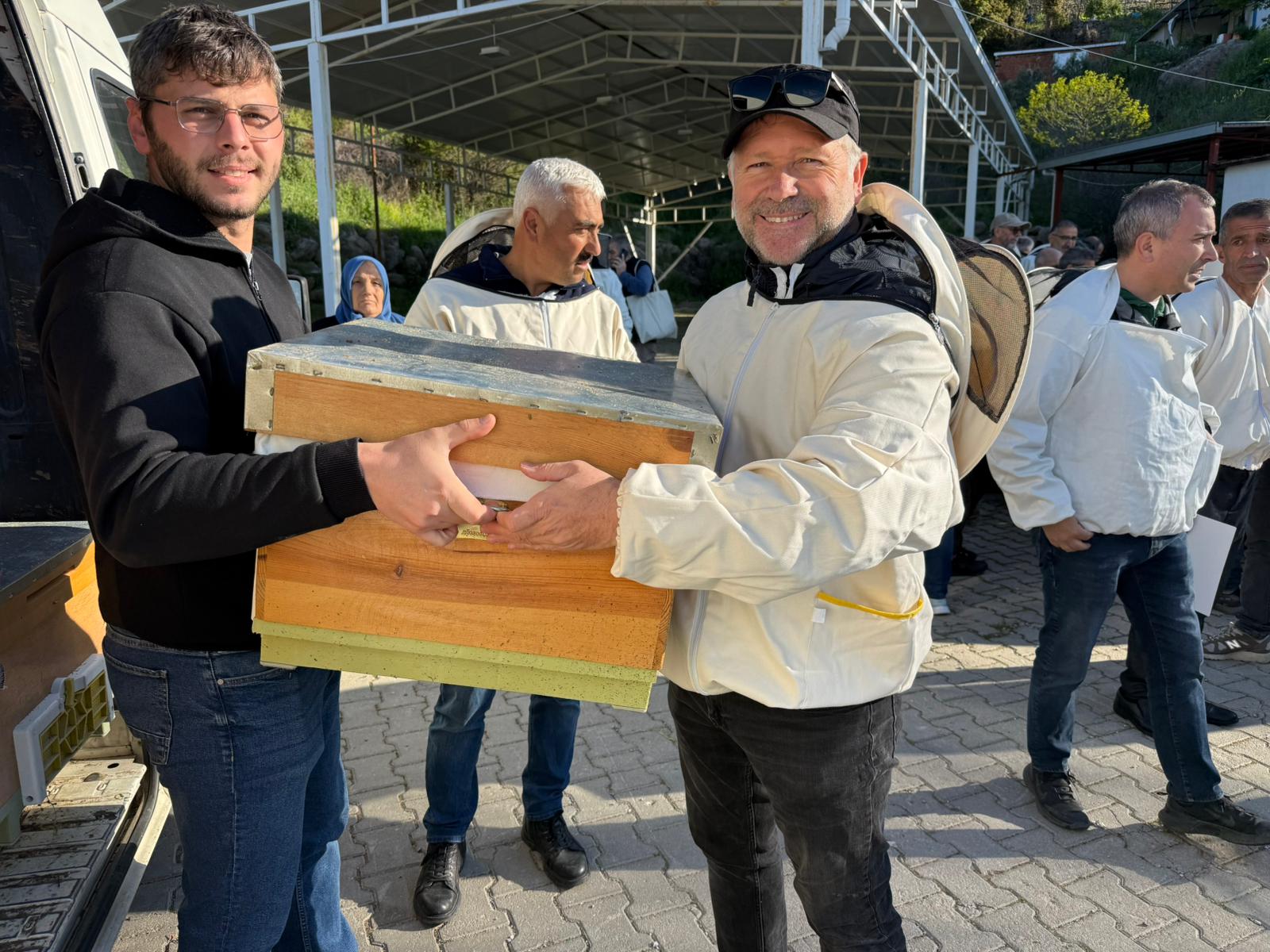 Bornova'da arıcılığa güçlü destek: Kursiyerlere tam donanımlı ekipman desteği