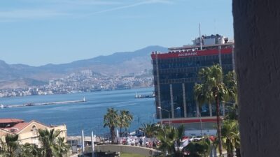 İzmir Valiliği’nin CHP’nin "Demokrasi Buluşması" için Cumhuriyet Meydanı’na yasak getirmesi