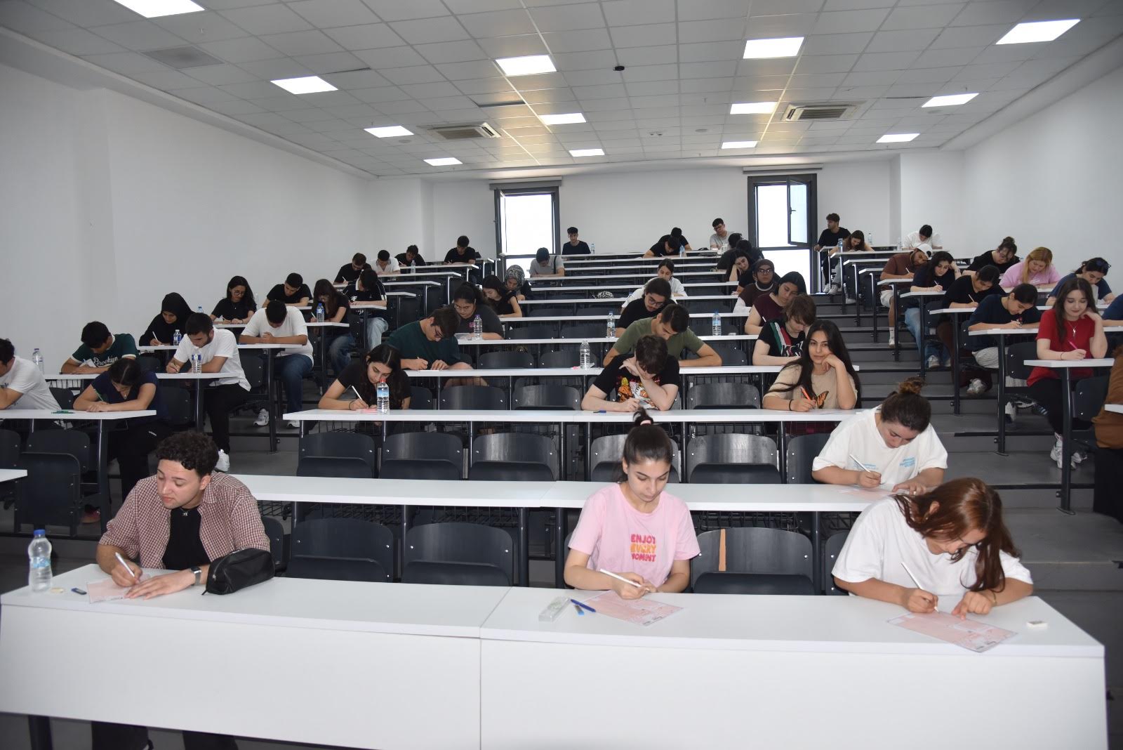 Menemen’de gençlerin YKS yolculuğuna dev destek: Üniversite amfisinde sınav provası!