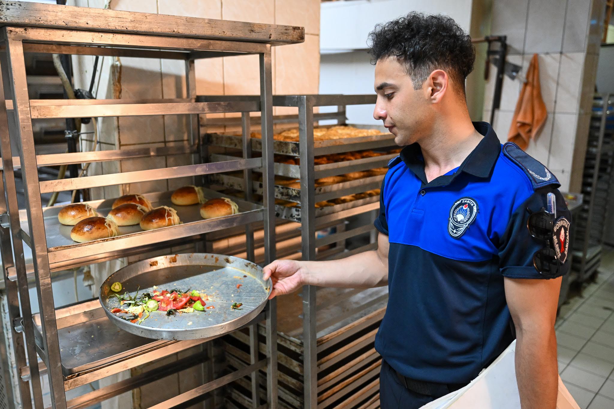 Bornova’da sabaha karşı şok baskın: Başkan Eşki fırınları gezdi 2 Bornova’da sabaha karşı şok baskın: Başkan Eşki fırınları gezdi