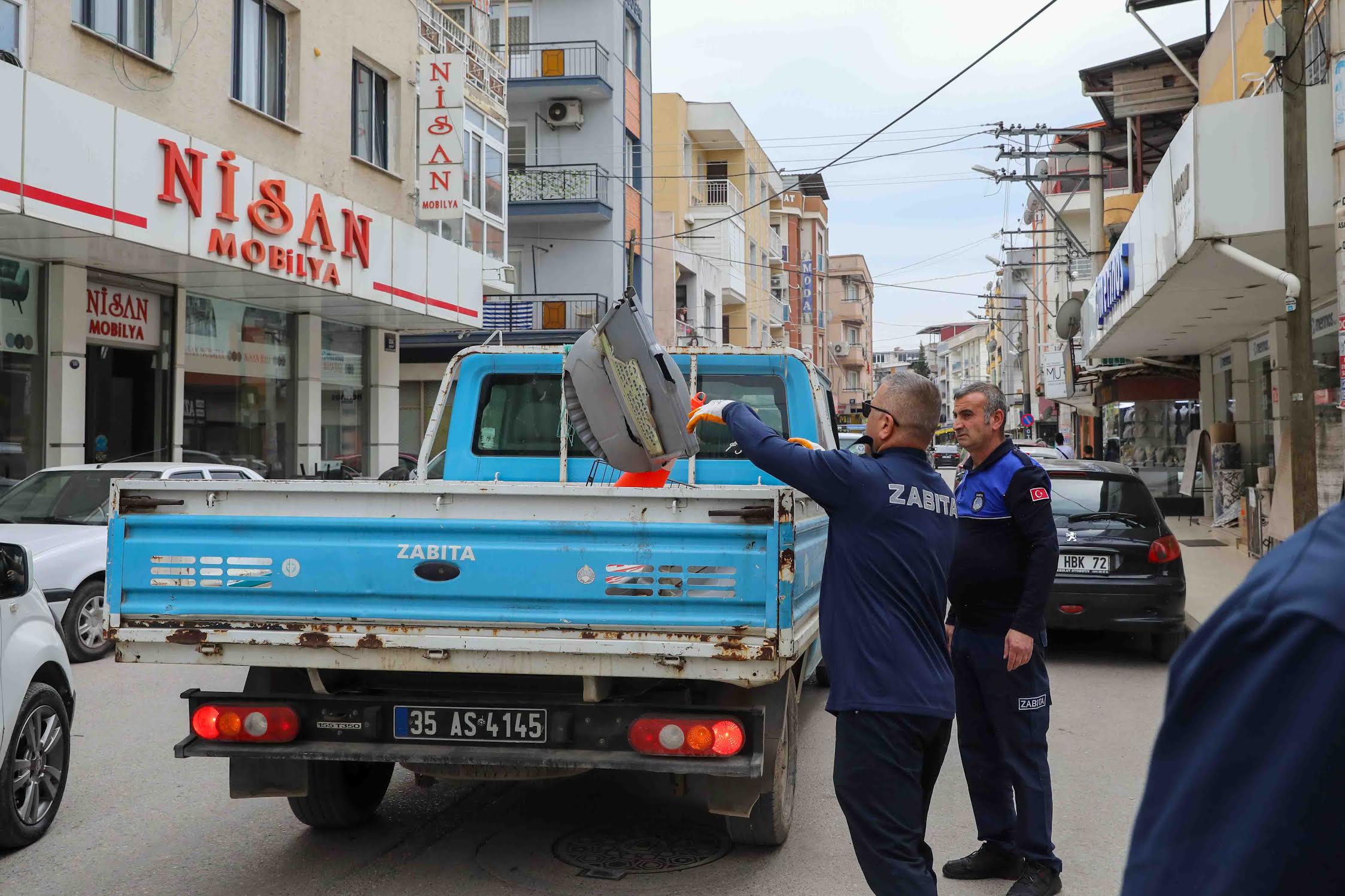 Buca Belediyesi'nden Kozağaç'ta kaldırım işgali operasyonu: Cezai işlem uygulandı