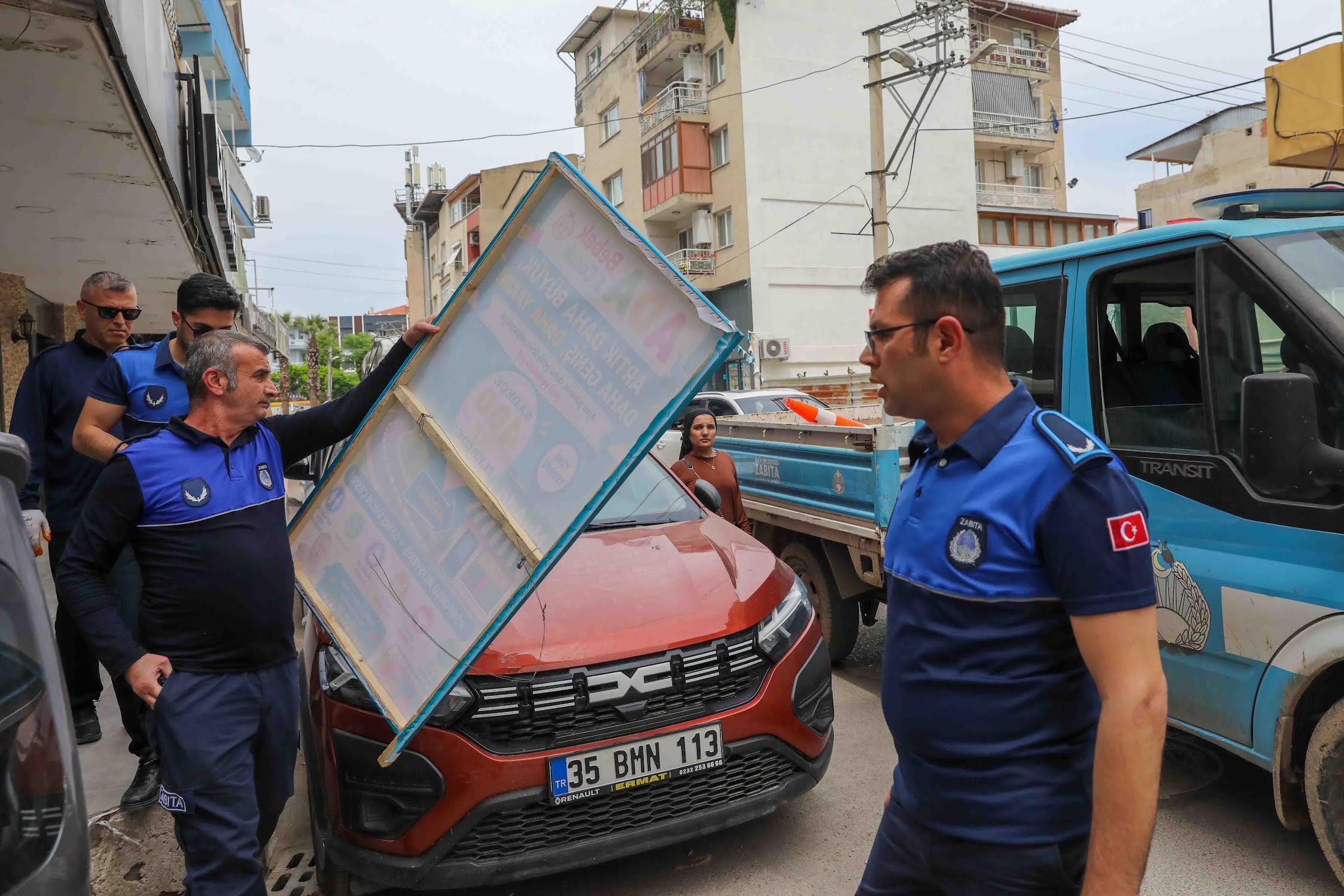 Buca Belediyesi'nden Kozağaç'ta kaldırım işgali operasyonu: Cezai işlem uygulandı