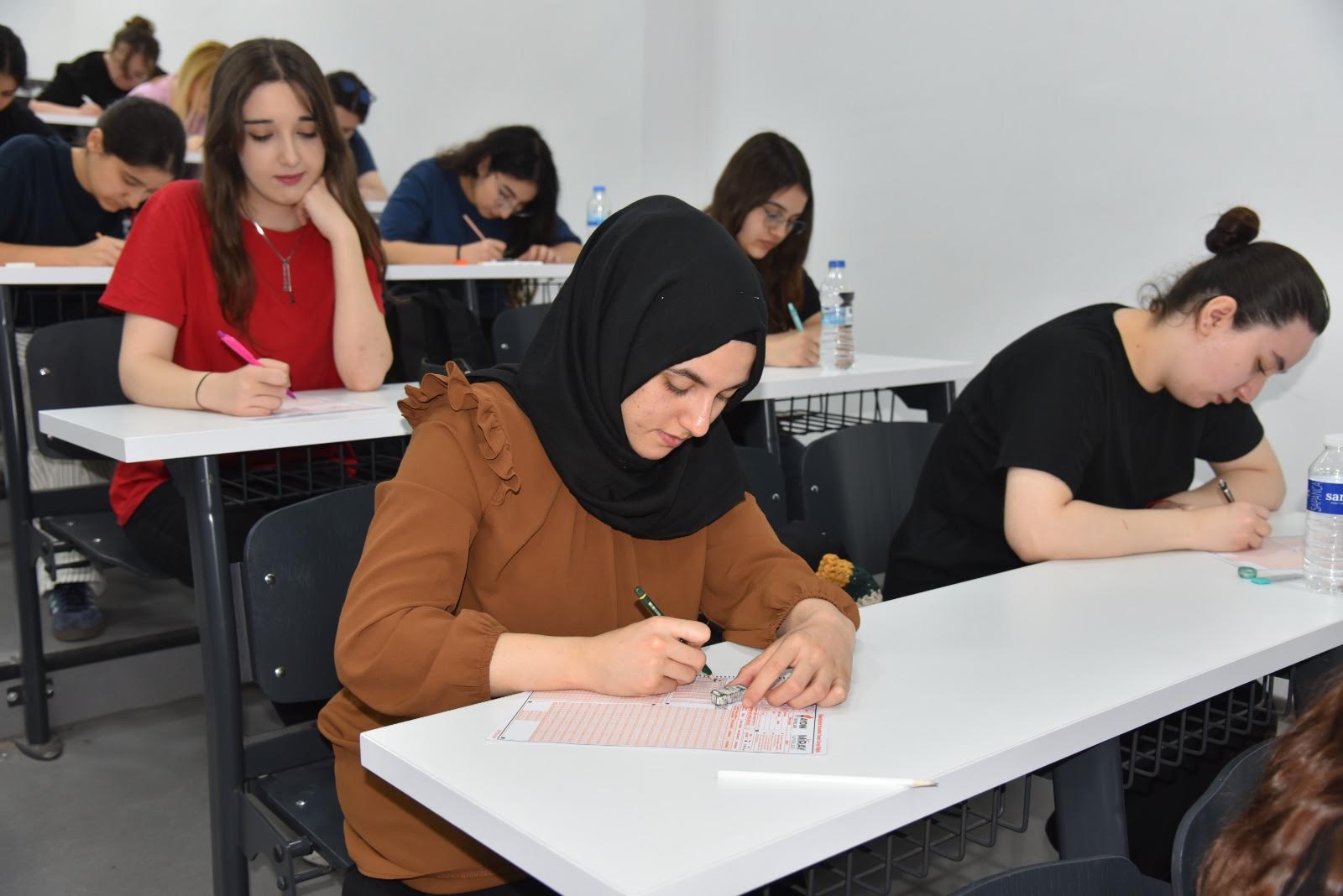 Menemen’de gençlerin YKS yolculuğuna dev destek: Üniversite amfisinde sınav provası!