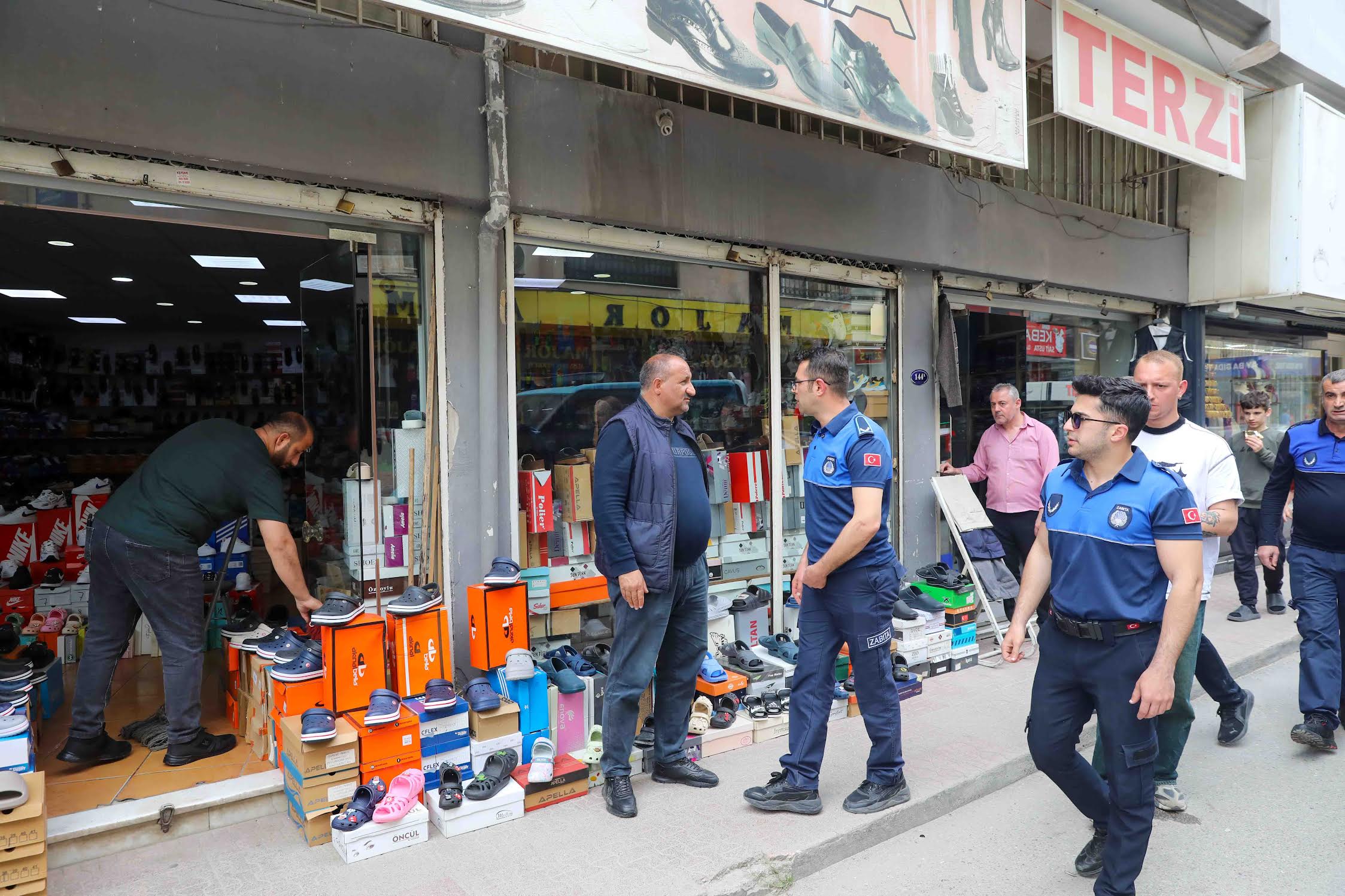 Buca Belediyesi'nden Kozağaç'ta kaldırım işgali operasyonu: Cezai işlem uygulandı