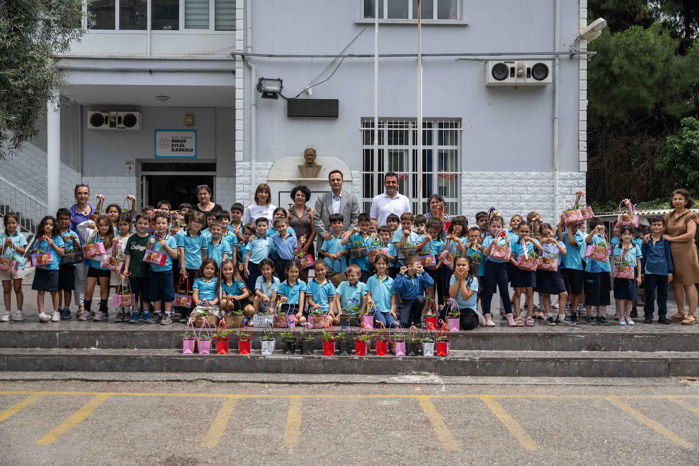 Bornova Belediye Başkanı Ömer Eşki, tarımsal farkındalığı okul sıralarına taşıdı.
