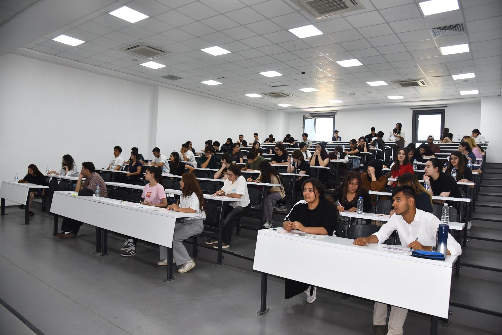 Menemen’de gençlerin YKS yolculuğuna dev destek: Üniversite amfisinde sınav provası!