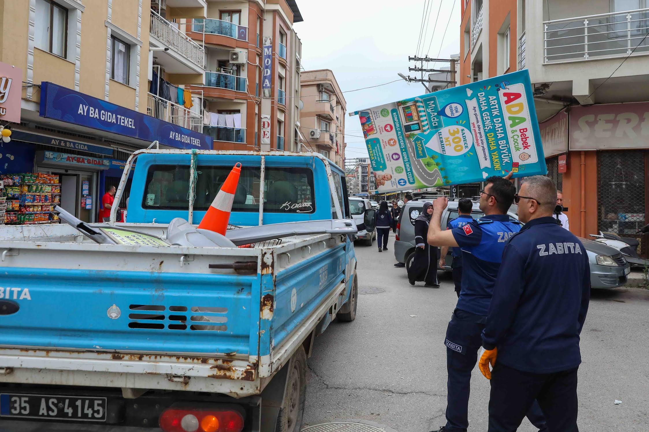 Buca Belediyesi'nden Kozağaç'ta kaldırım işgali operasyonu: Cezai işlem uygulandı