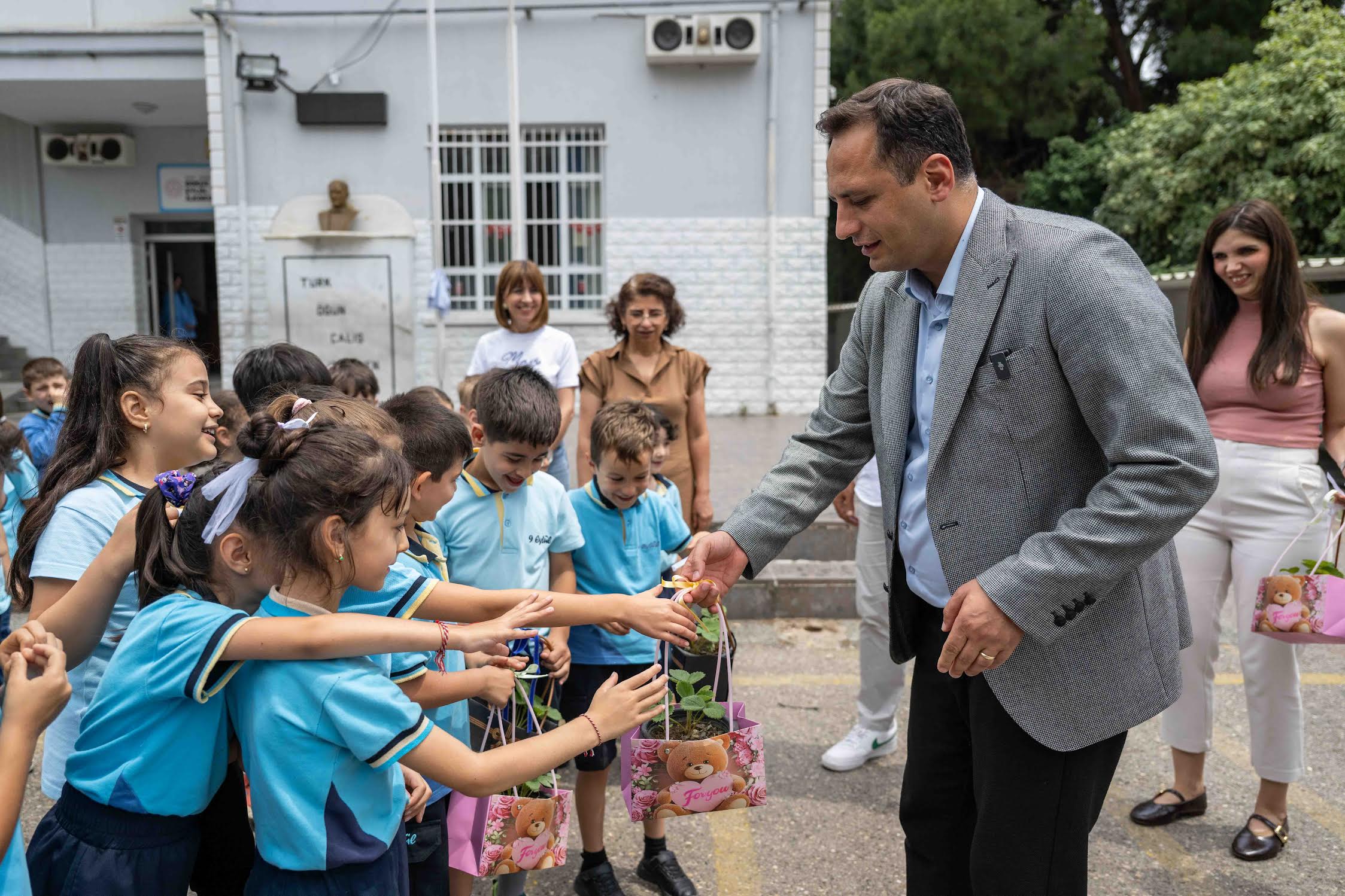 Bornova Belediyesi’nden okullarda tarımsal seferberlik: Çocuklar üreterek büyüyecek! 4 Bornova Belediyesi’nden okullarda tarımsal seferberlik: Çocuklar üreterek büyüyecek!