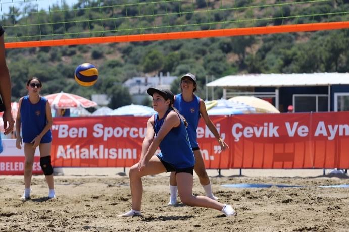 Menderes Belediyesi ilk Plaj Voleybolu Turnuvası'nı gerçekleştirdi: Kupa Şah-Bar'ın oldu