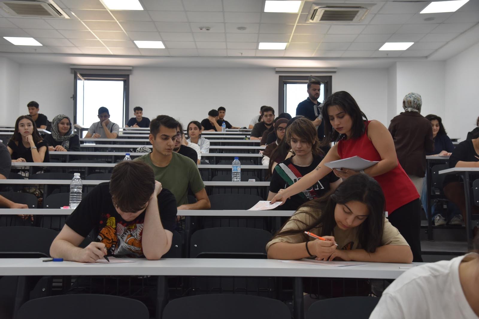 Menemen’de gençlerin YKS yolculuğuna dev destek: Üniversite amfisinde sınav provası!