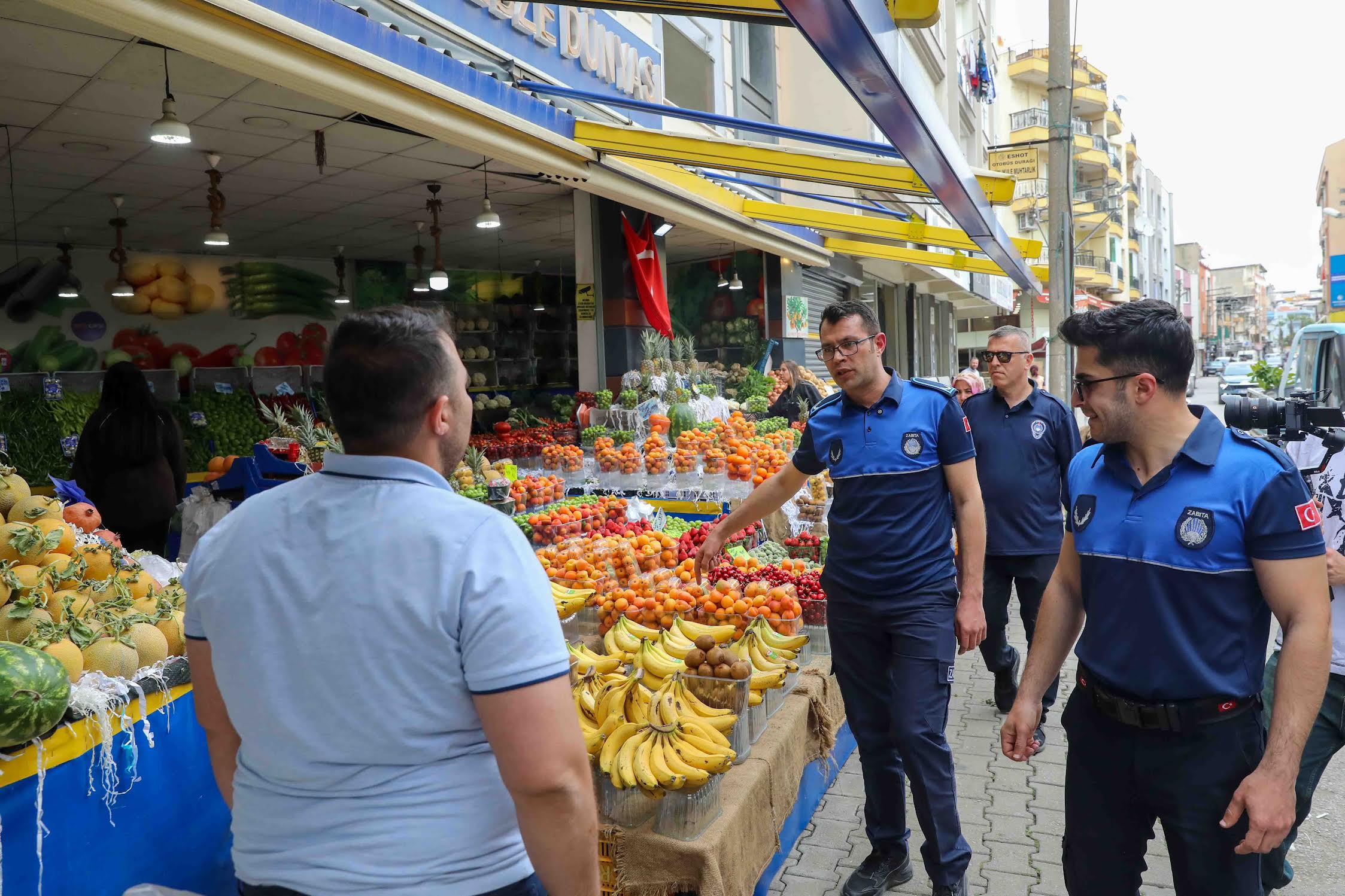 Buca Belediyesi'nden Kozağaç'ta kaldırım işgali operasyonu: Cezai işlem uygulandı