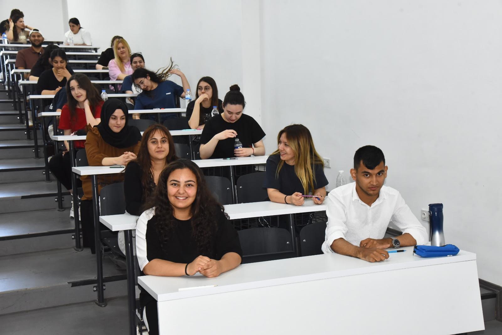 Menemen’de gençlerin YKS yolculuğuna dev destek: Üniversite amfisinde sınav provası!