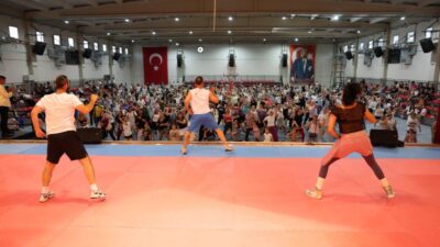 Çiğli Belediyesi tarafından Atatürk Kapalı Spor Salonu’nda organize edilen dans