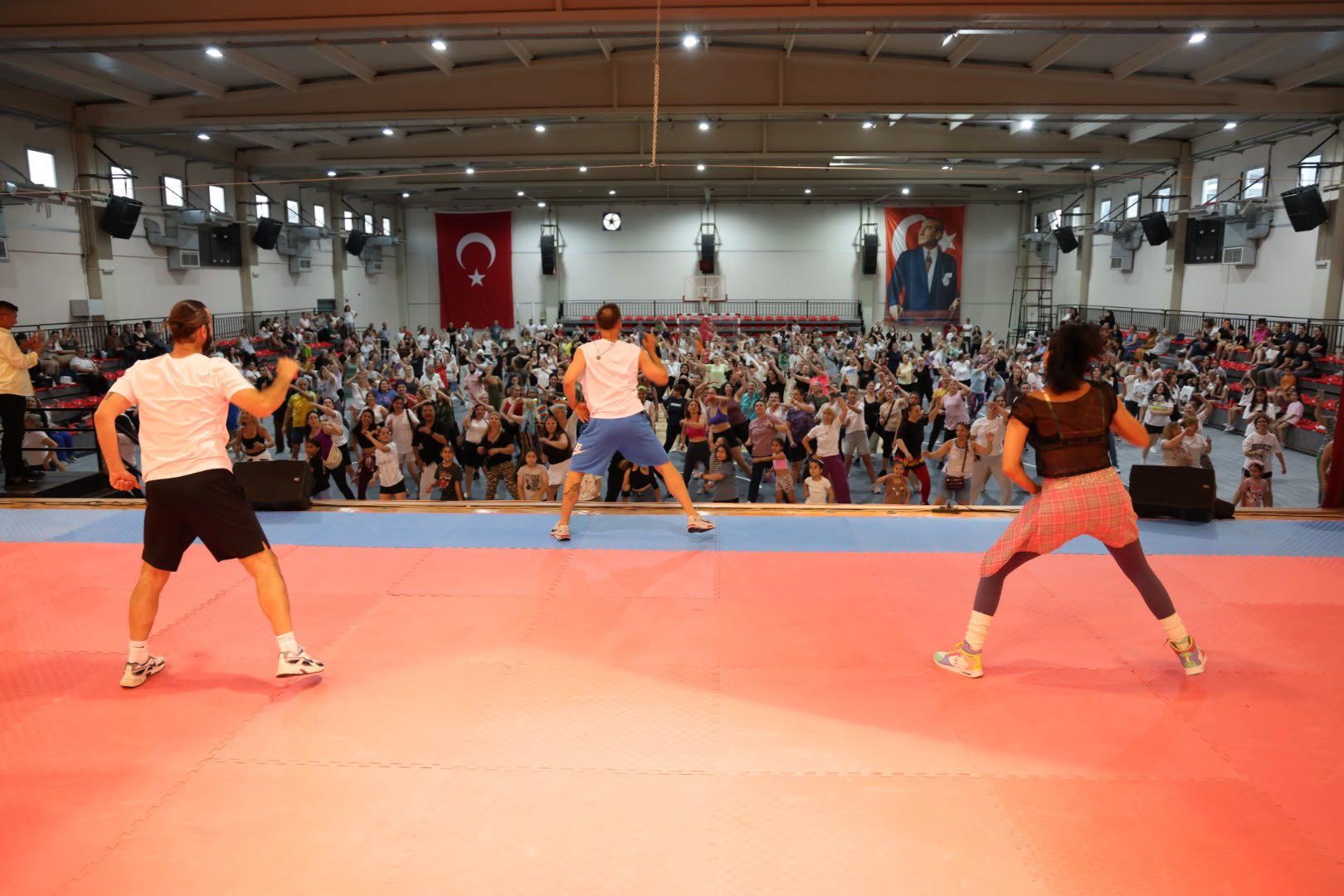 Çiğli Belediyesi tarafından Atatürk Kapalı Spor Salonu’nda organize edilen dans