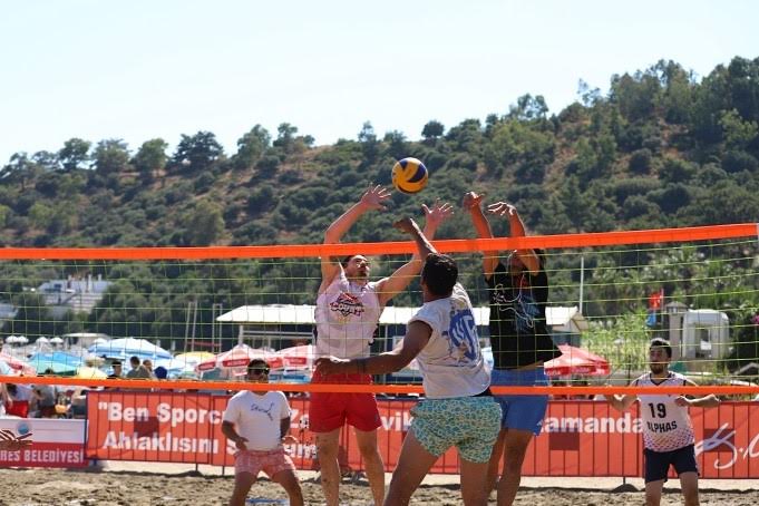 Menderes Belediyesi ilk Plaj Voleybolu Turnuvası'nı gerçekleştirdi: Kupa Şah-Bar'ın oldu