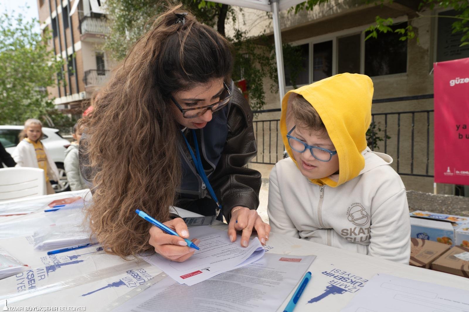 'Güzel İzmir' hareketi sokağa indi: Çocuklar boş arsayı tasarladı 5 'Güzel İzmir' hareketi sokağa indi: Çocuklar boş arsayı tasarladı