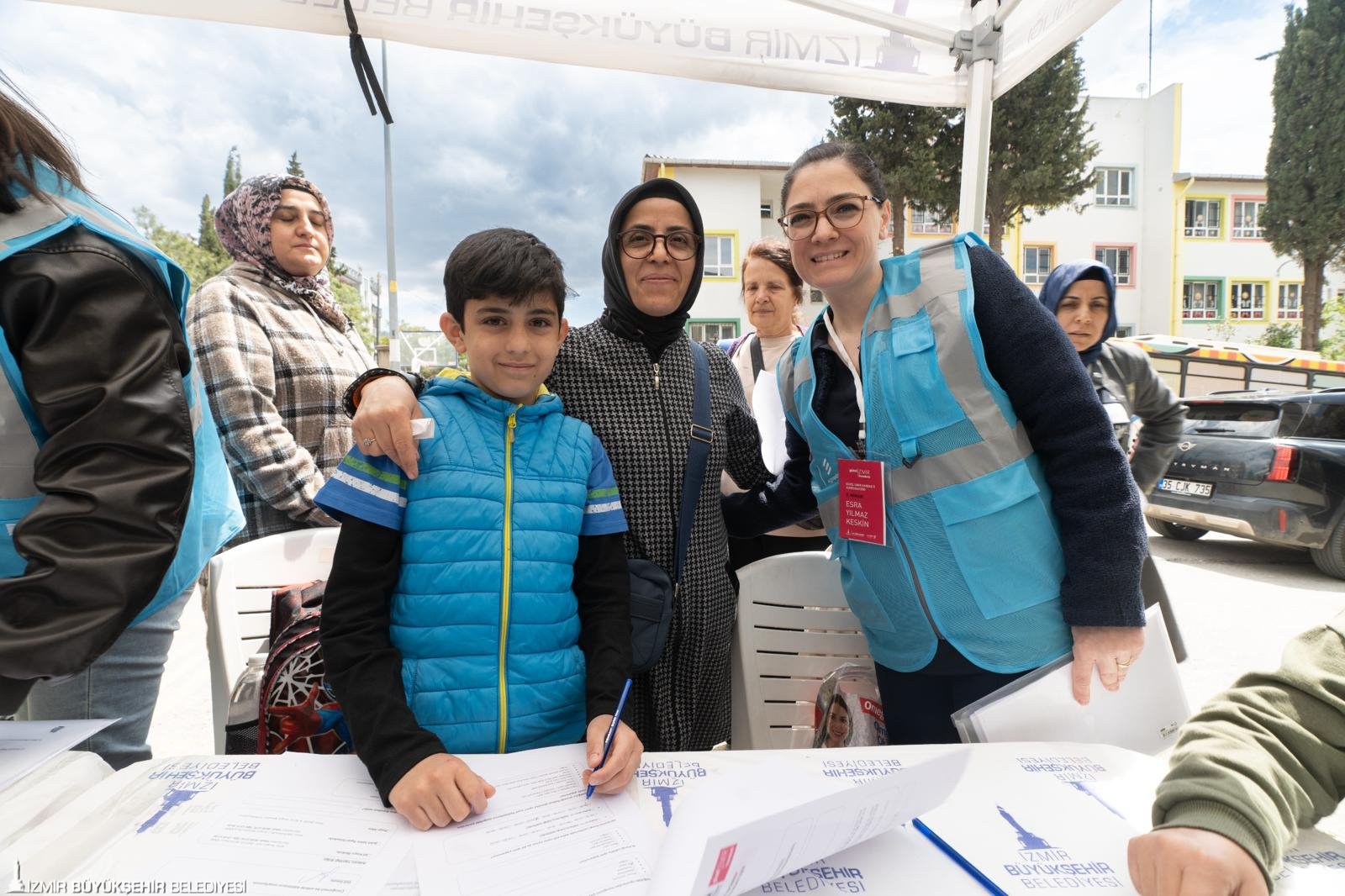 'Güzel İzmir' hareketi sokağa indi: Çocuklar boş arsayı tasarladı 7 'Güzel İzmir' hareketi sokağa indi: Çocuklar boş arsayı tasarladı