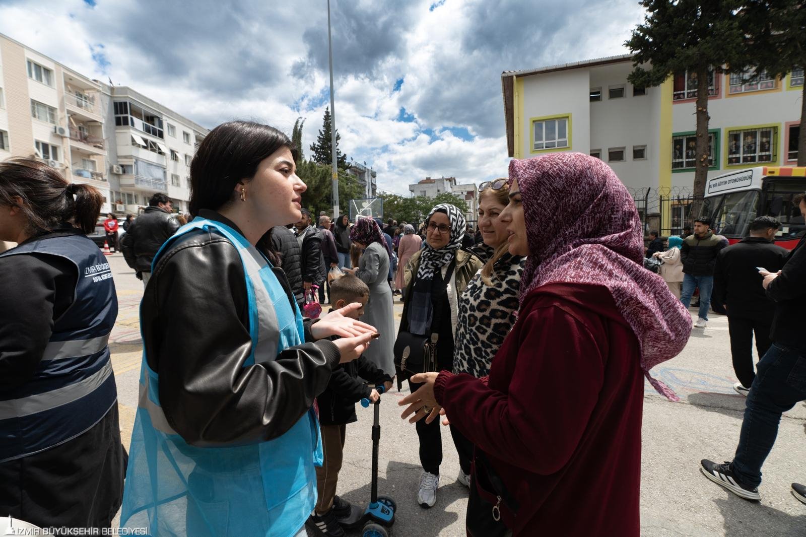 'Güzel İzmir' hareketi sokağa indi: Çocuklar boş arsayı tasarladı 8 'Güzel İzmir' hareketi sokağa indi: Çocuklar boş arsayı tasarladı