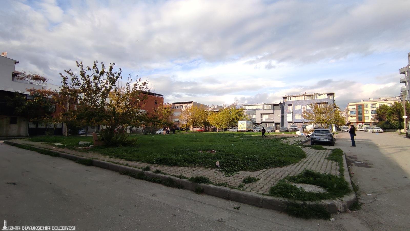 'Güzel İzmir' hareketi sokağa indi: Çocuklar boş arsayı tasarladı 3 'Güzel İzmir' hareketi sokağa indi: Çocuklar boş arsayı tasarladı