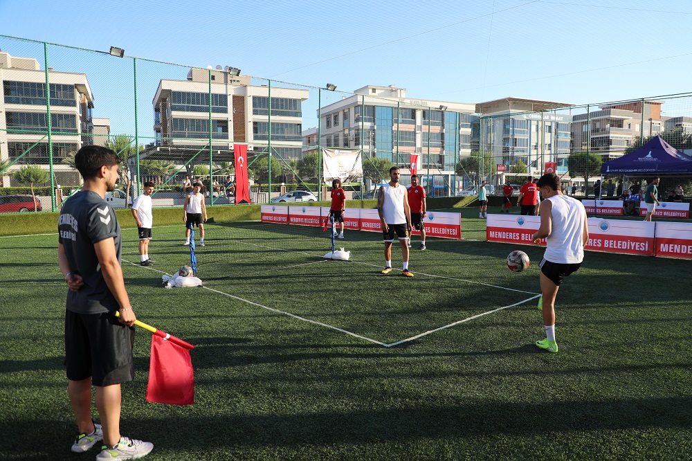 Menderes’te ayaklar Şampiyonluk için çalıştı