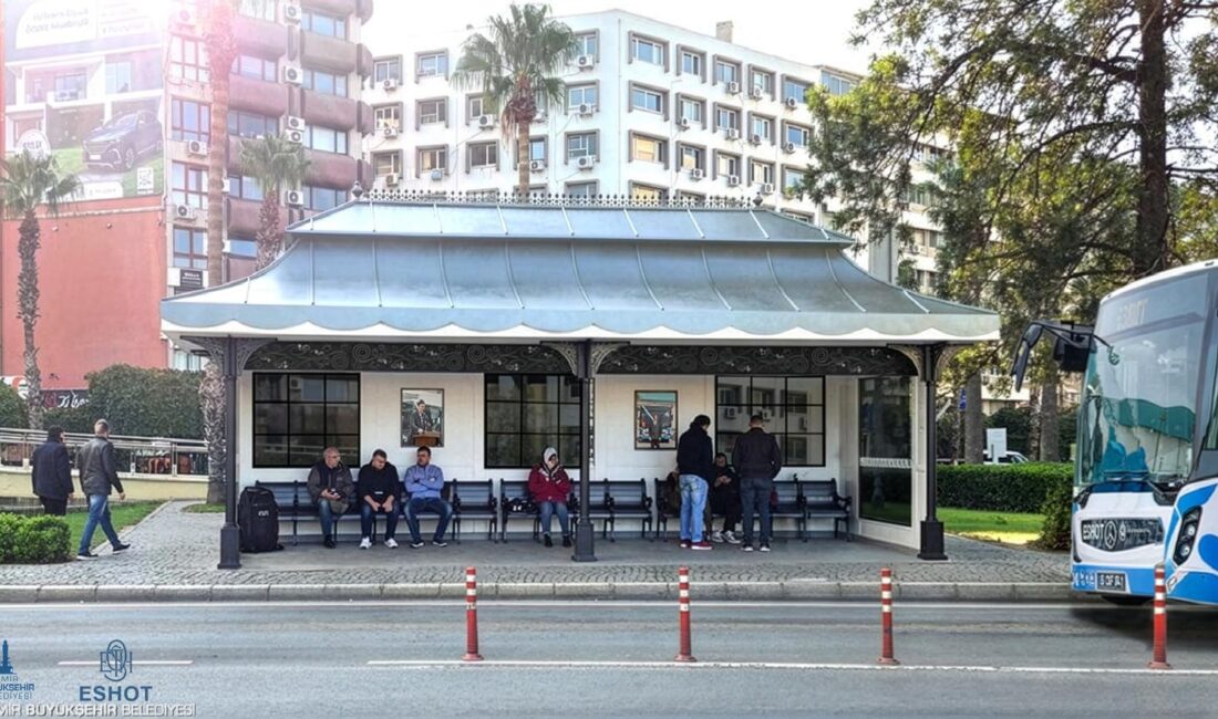 Konak’ta yoğun yolcu hareketliliğinin yaşandığı o bölgeye, güneş ışınlarını filtreleyen