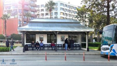Konak’ta yoğun yolcu hareketliliğinin yaşandığı o bölgeye, güneş ışınlarını filtreleyen